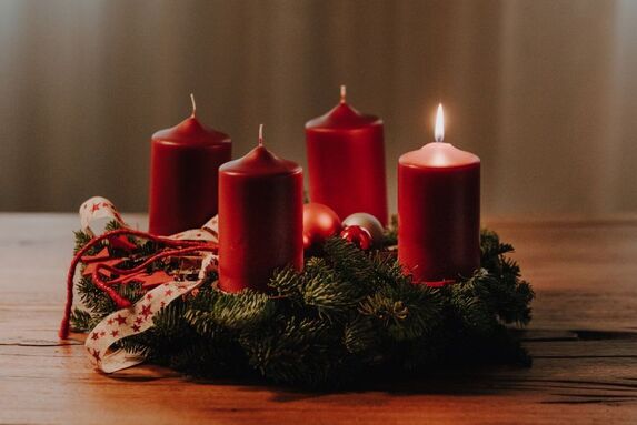 Svíčky na adventním věnci mohou způsobit peklo. Co dělat, aby se vánoční svátky neproměnily v horor?