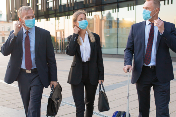 Za co odpovídá zaměstnavatel, když se zaměstnanec nakazí koronavirem během služební cesty?