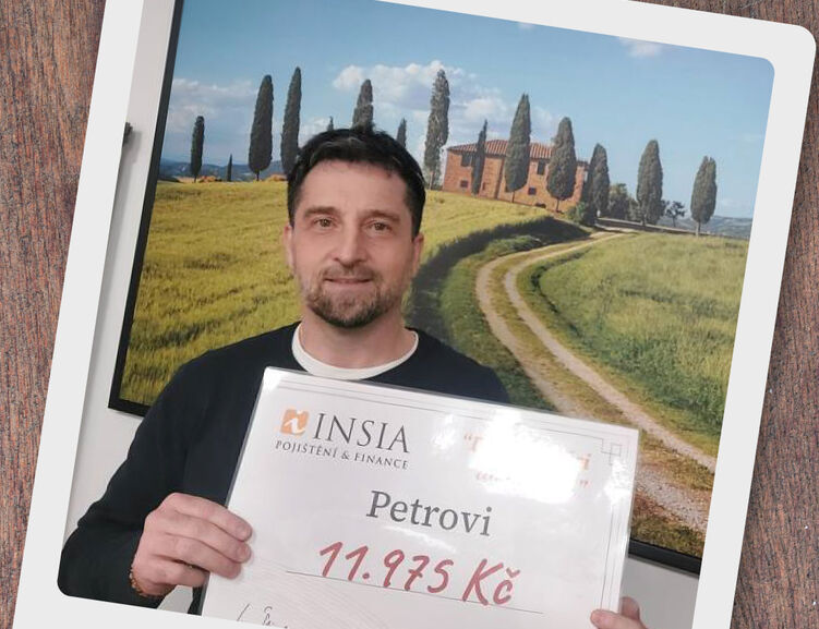 Částku ve výši 11.975 Kč převzal pan Tibor Putin z rukou Michala Řezníčka. 