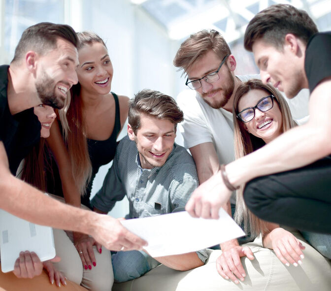 <em>Partnerství</em> založené na zkušenostech. Podpořené <em>technologiemi</em>.