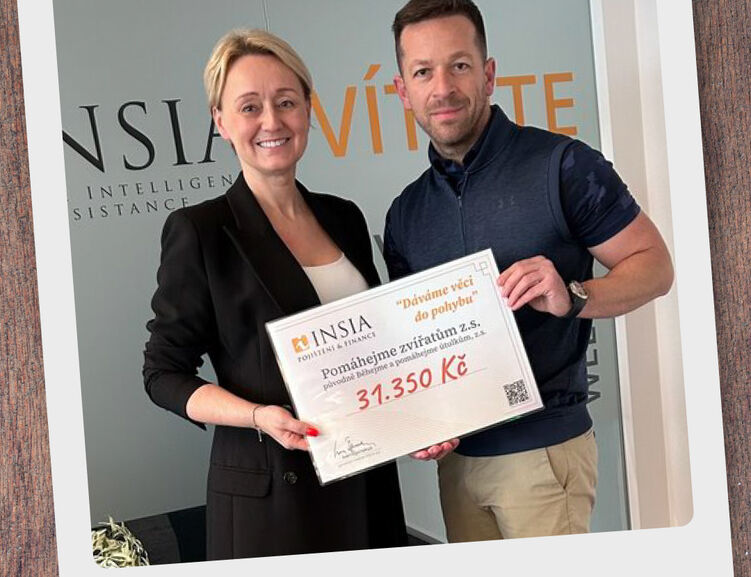 Částku ve výši 31.350 Kč předala panu Petrovi Sokolíkovi paní Jana Urbanová. 