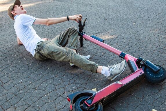 Přibývá nehod na elektrokoloběžkách! Jaké typy budou muset mít povinné ručení?