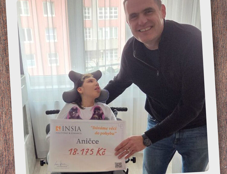 Částku ve výši 18.175 Kč malé Aničce předal pan Tomáš Blecha.