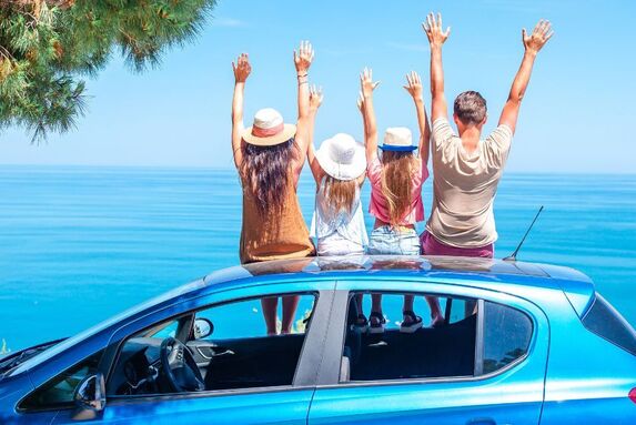 Chystáte se na letní dovolenou autem? Máme pro vás pár tipů, na co nezapomenout!