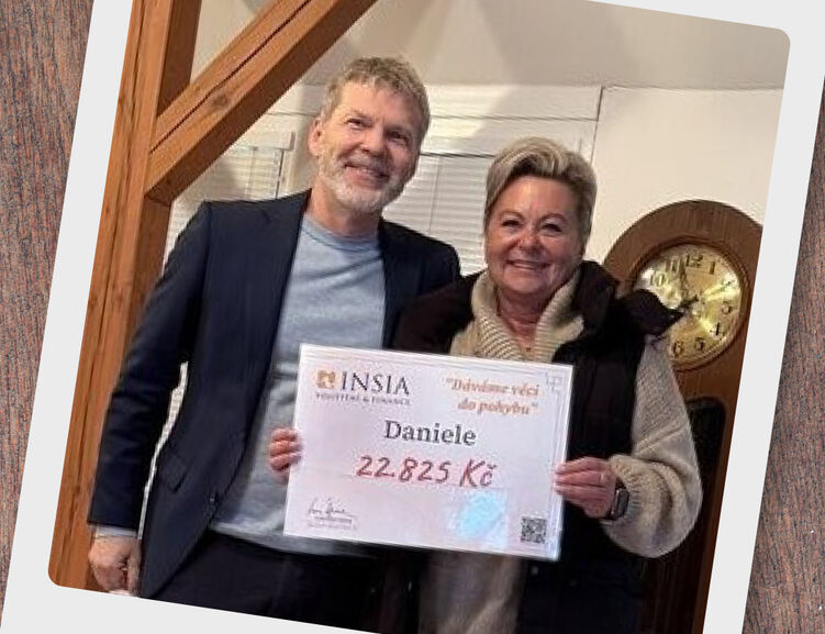 Částku ve výši 22.825 Kč předal mamince Daniely, paní Zdeně Greplové, pan Radek Havlena.