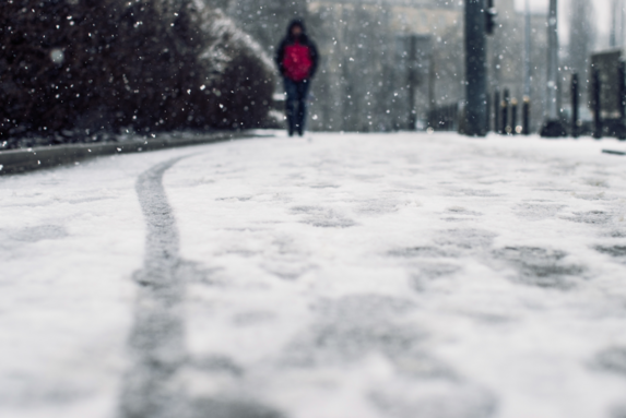 Jak zažádat o odškodnění, když uklouznete na chodníku a zraníte se