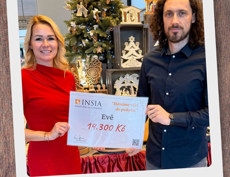 Částku ve výši 14.300 Kč převzal pan Tomáš Rýdl - manžel paní Evy z rukou paní Petry Páralové.